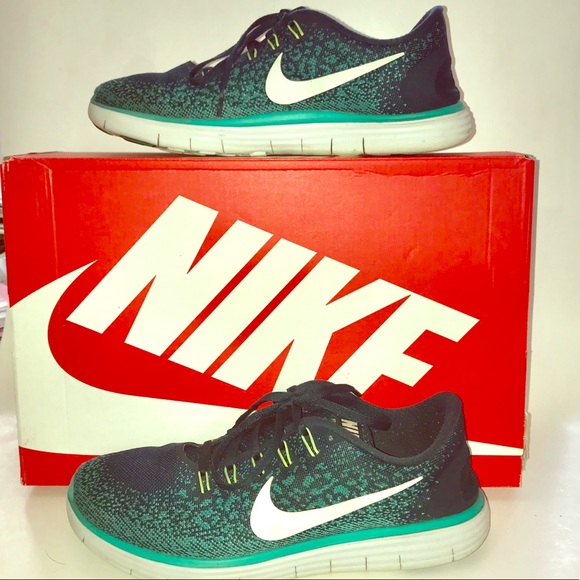 Nike Shoes - Nike Free distance sneakers